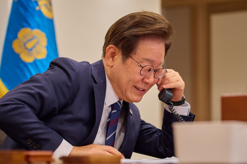 이재명 대통령이 1일 서울 용산 대통령실 청사 집무실에서 크리스토퍼 럭슨 뉴질랜드 총리와 전화 통화를 하고 있다. (사진=대통령실)