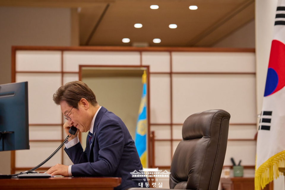 이재명 대통령이 1일 서울 용산 대통령실 청사 집무실에서 모하메드 빈 자이드 알 나흐얀 아랍에미리트(UAE) 대통령과 전화 통화를 하고 있다. (사진=대통령실)