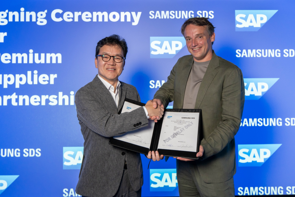 왼쪽부터 삼성SDS 이준희 대표이사, 크리스티안 클라인(Christian Kelin) SAP CEO. (사진=삼성SDS)