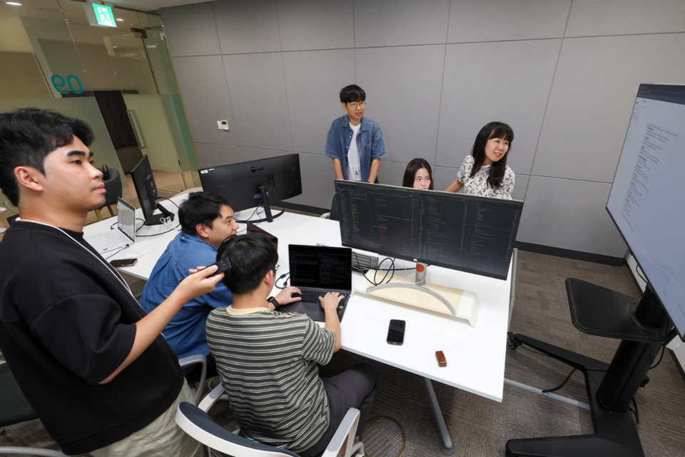 KT 기술혁신부문 연구원들이 서초구 KT 우면연구센터에서 믿:음 2.0을 테스트하고 있는 모습. (사진=KT)