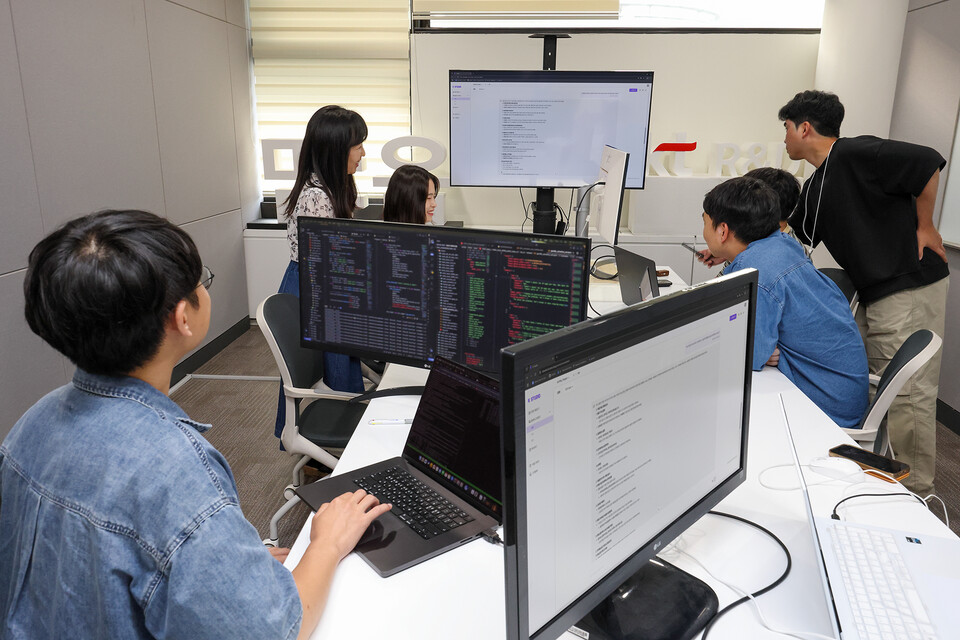 KT 기술혁신부문 연구원들이 서초구 KT 우면연구센터에서 믿:음 2.0을 테스트하고 있는 모습. (사진=KT)