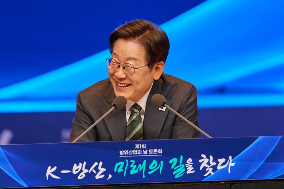 이재명 대통령이 제1회 방위산업의 날 토론회에 참석해 기업 관계자들의 이야기를 듣고 있다. (사진=대통령실)