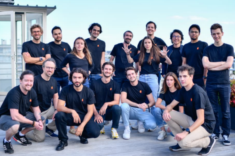 미스트랄 AI 직원들이 단체 사진을 찍고 있다. (사진=미스트랄 AI)