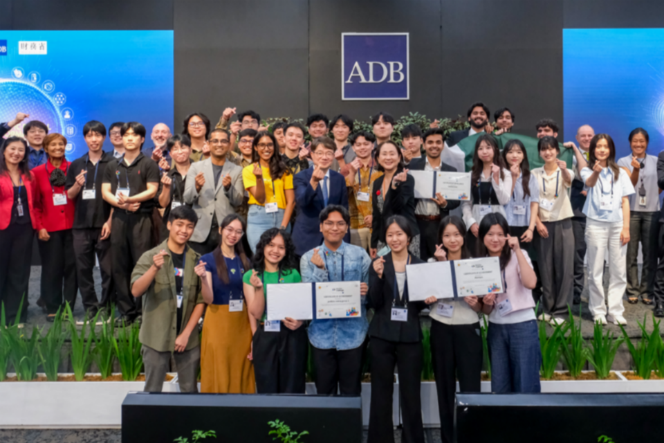 첫번째 줄 오른쪽부터 아템포 팀의 송은서, 장채영, 이지민 학생. (사진=건국대학교)