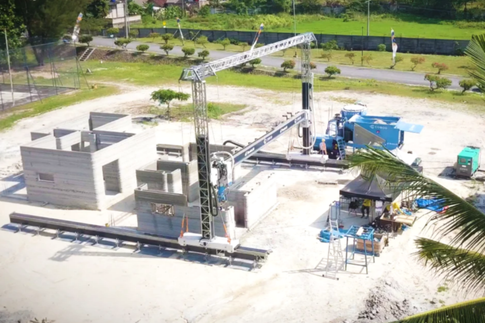 세계 최대 규모의 3D 프린터로 건축물을 출력하는 모습. (사진=코보드)