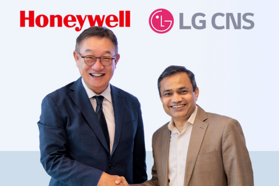 왼쪽부터 LG CNS 현신균 사장과 하니웰 프로세스 솔루션(HPS) 프라메시 마헤시와리 사장이 파트너십 체결식에서 기념 촬영을 하고 있다. (사진=LG CNS)
