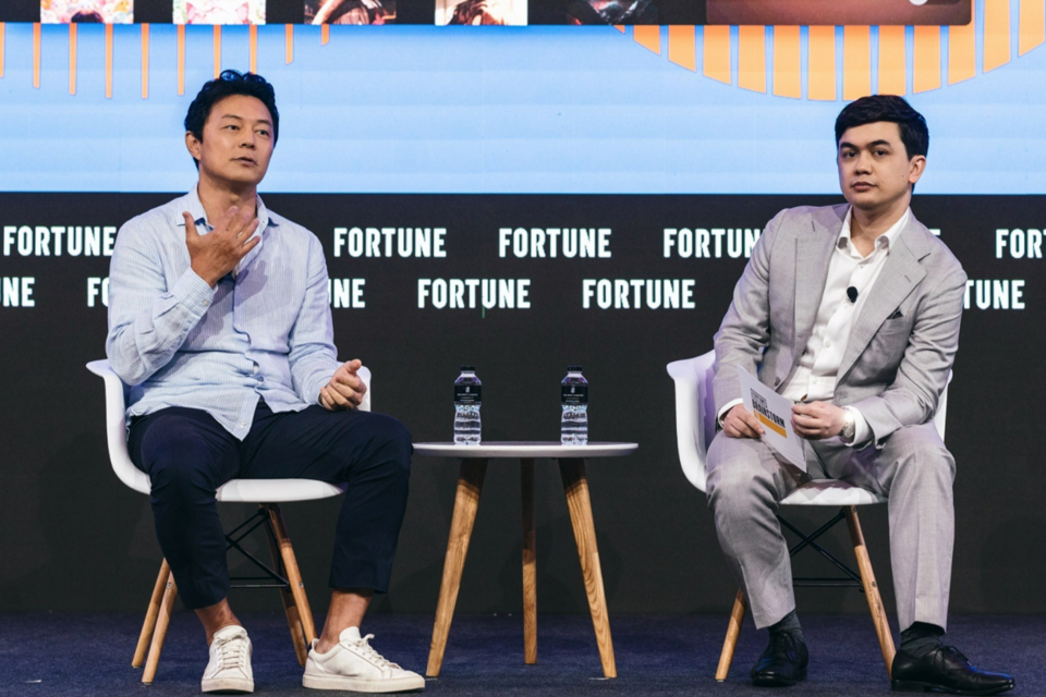 이교구(왼쪽) 수퍼톤 대표가 지난 23일 싱가포르에서 열린 ‘브레인스톰 AI 싱가포르’에서 모더레이터이자 포춘 아시아 에디터인 니콜라스 고든과 대담하고 있다. (사진=수퍼톤)