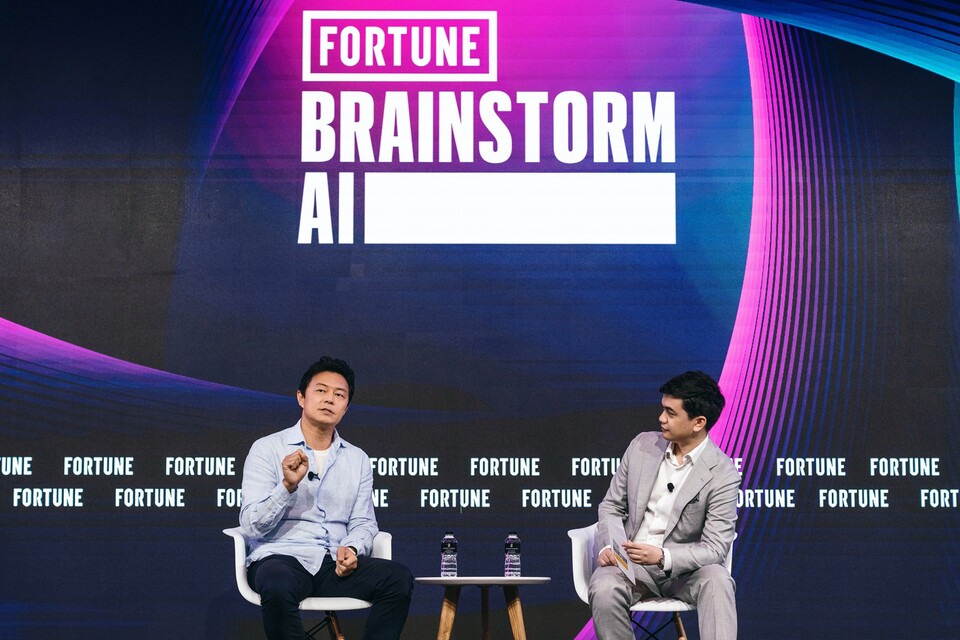 이교구(왼쪽) 수퍼톤 대표가 지난 23일 싱가포르에서 열린 포춘 브레인스톰 AI에서 모더레이터 니콜라스 고든과 대담하고 있다. (사진=수퍼톤)