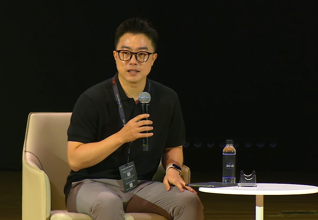 이세돌 국수와의 대담을 진행한 나서정 크리스앤파트너스 대표. (사진=TV조선)