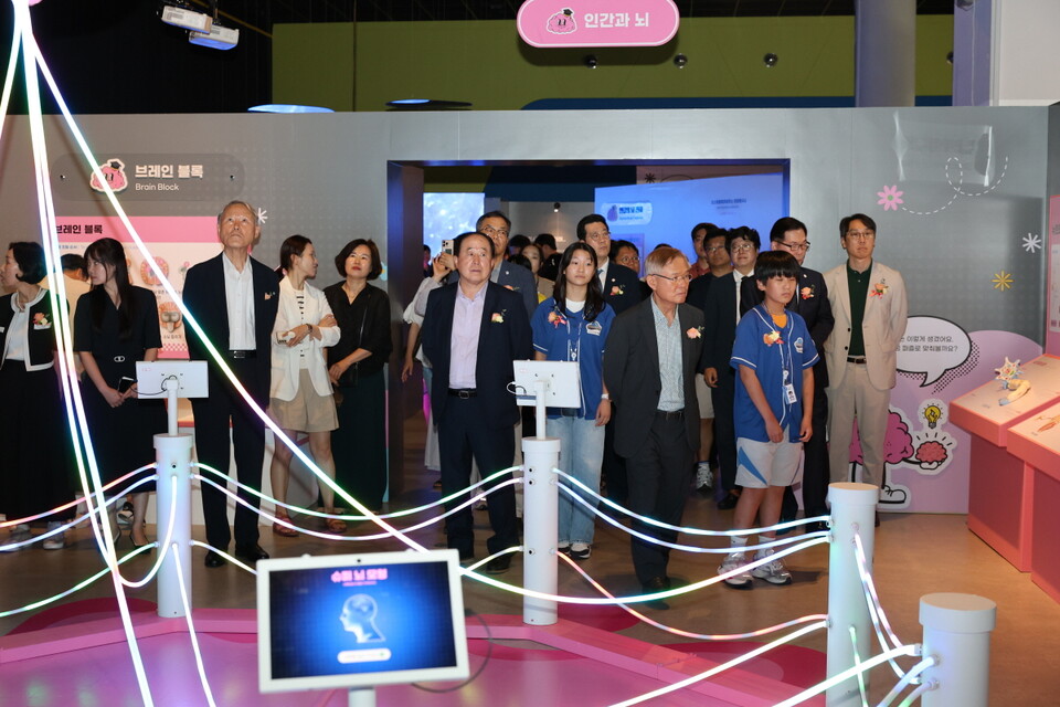뇌과학 특별전 신기한 뇌세상 개막식에서 전시관람을 하고 있다. (사진=국립광주과학관)