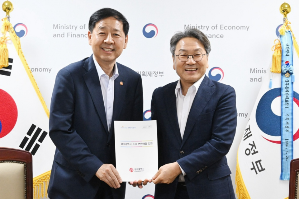 강기정 광주광역시장이 5일 정부서울청사에서 구윤철 경제부총리 겸 기획재정부 장관에게 내년도 광주시 주요 현안사업을 건의한 뒤 기념촬영을 하고 있다. (사진=광주광역시)