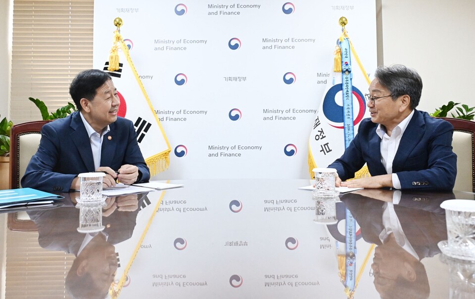 강기정 광주광역시장이 5일 정부서울청사에서 구윤철 경제부총리 겸 기획재정부 장관에게 내년도 광주시 주요 현안사업을 건의한 뒤 기념촬영을 하고 있다. (사진=광주광역시)