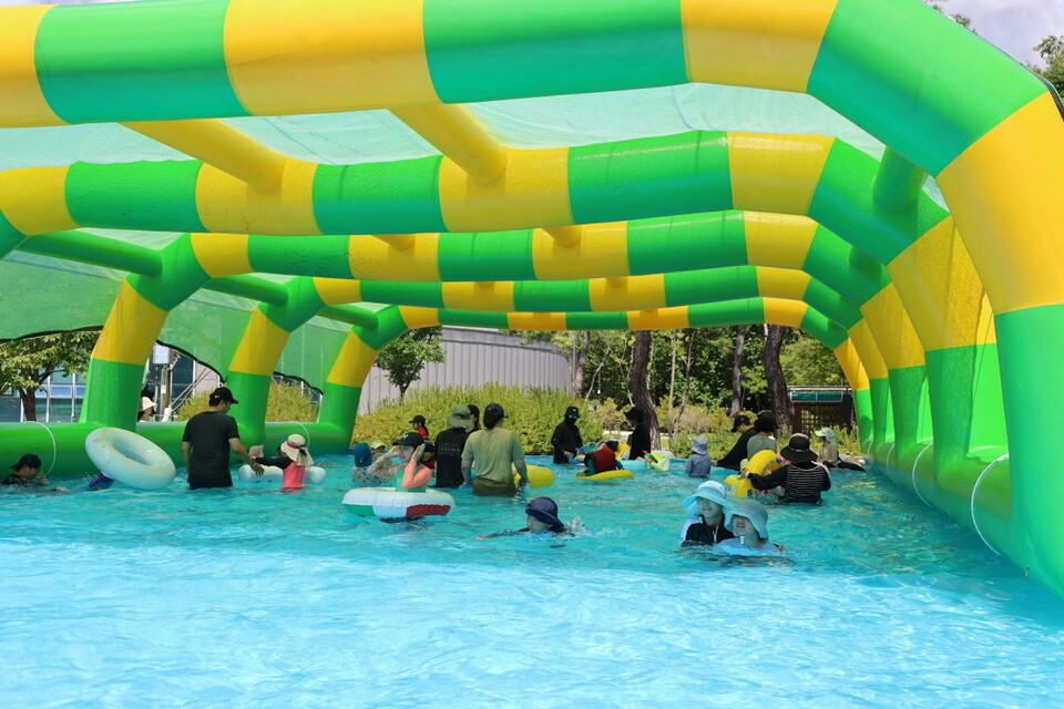 초대형 그늘막을 설치한 어린이 풀장. (사진=국립광주과학관)