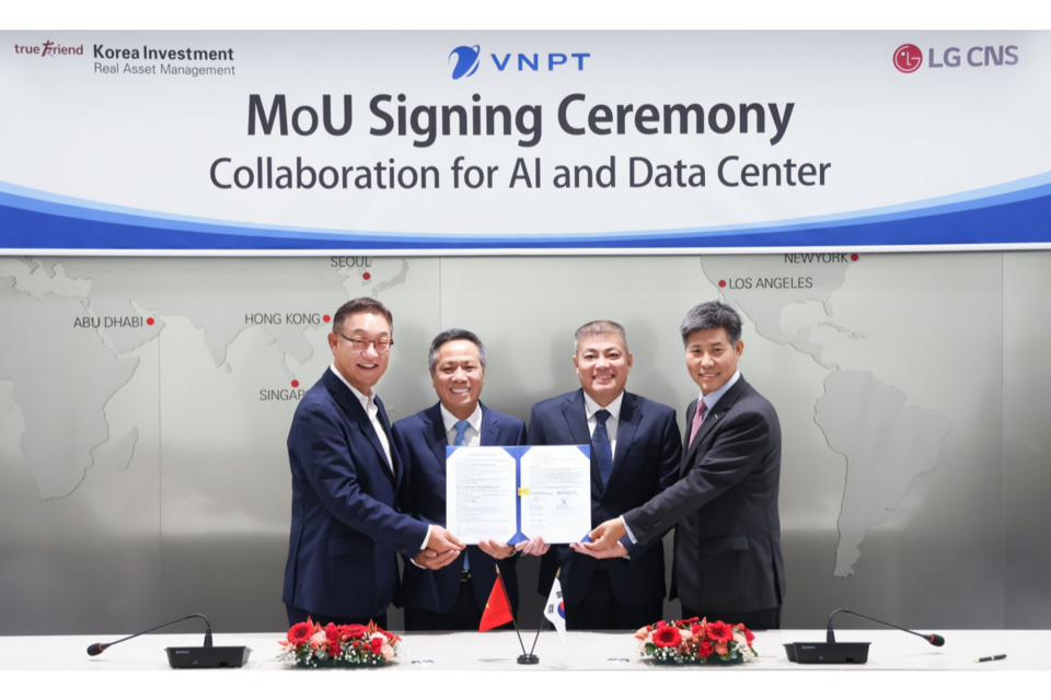왼쪽부터 LG CNS 현신균 사장, VNPT 또 융 타이(To Dung Thai) 회장, VNPT 응오 디엔 히(Ngo Dien Hy) 부사장, 한국투자리얼에셋운용 김용식 CEO가 MOU 체결 후 기념 촬영을 하고 있다. (사진=LG CNS)