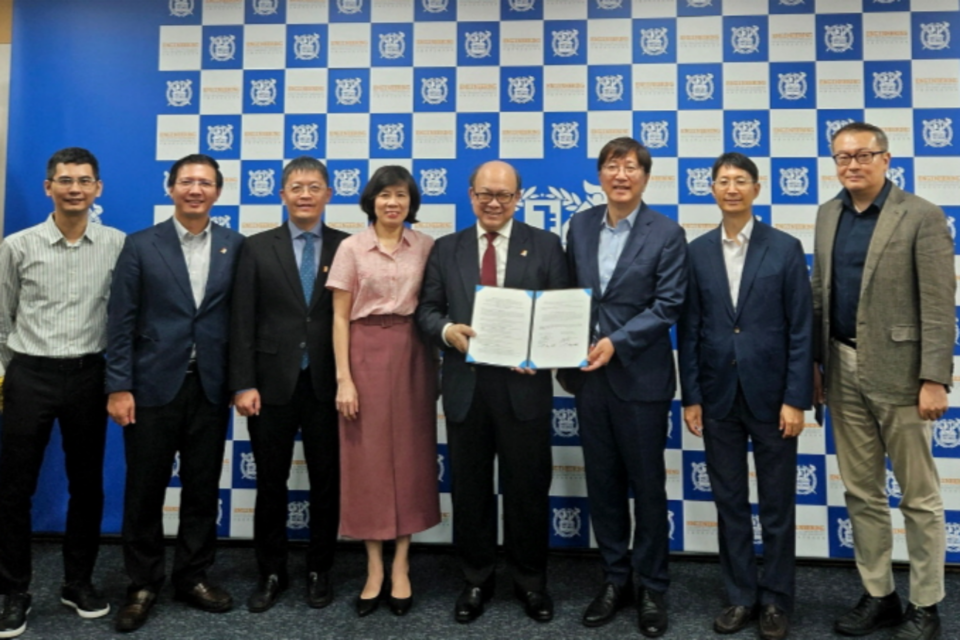 서울대학교 공과대학 김영오 학장(오른쪽에서 세 번째)과 후인 꾸옛 탕 하노이과학기술대학교 총장(오른쪽에서 네 번째)을 비롯한 양교 관계자들이 양해각서 교환 후 기념사진을 촬영하고 있다. (사진=서울공대)