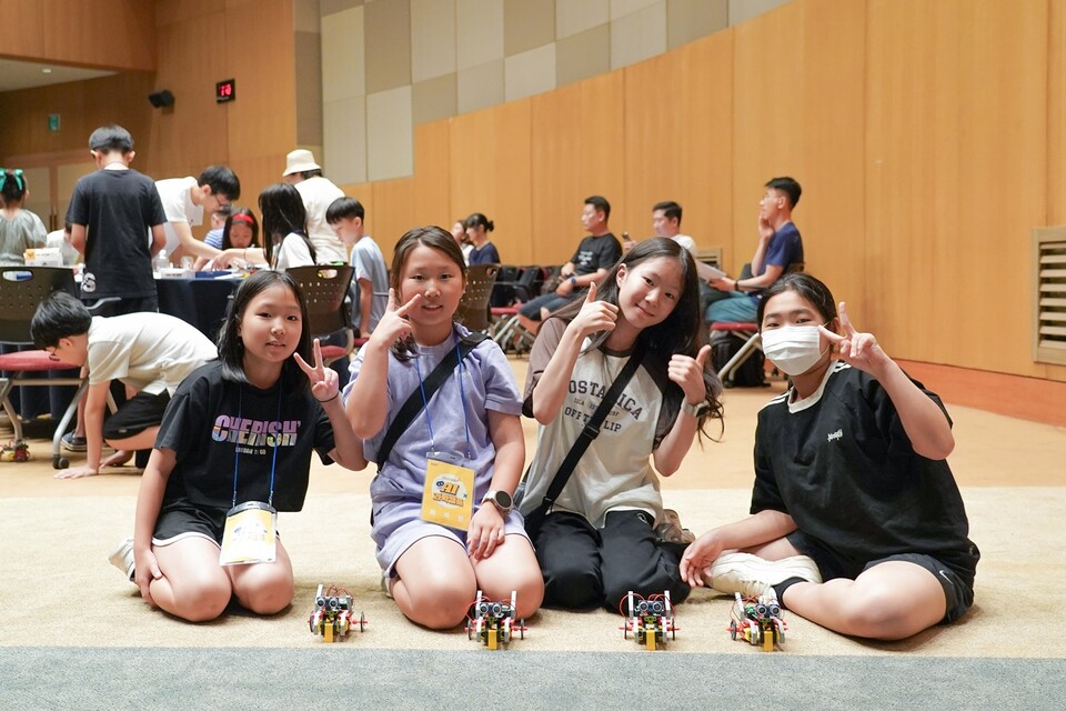 GIST와 함께하는 AI과학캠프에 참가한 어린이들이 자율주행 자동차 키트를 완성한 뒤 기념촬영을 하고 있다. (사진=지스트)