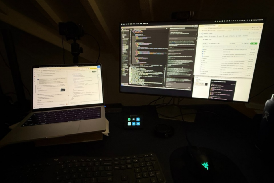 다니엘 로스가 AI 앱을 개발하며 찍은 자신의 업무 책상. (사진=링크드인)