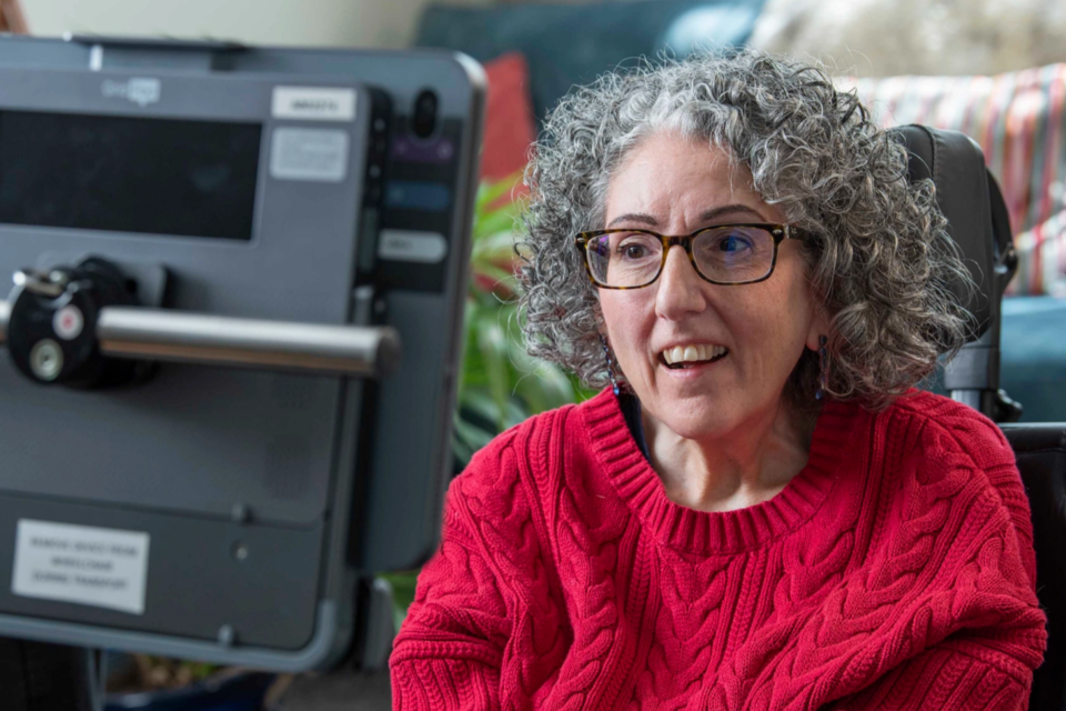 운동뉴런장애를 앓고 있는 사라 에제키엘. (사진=일레븐랩스)