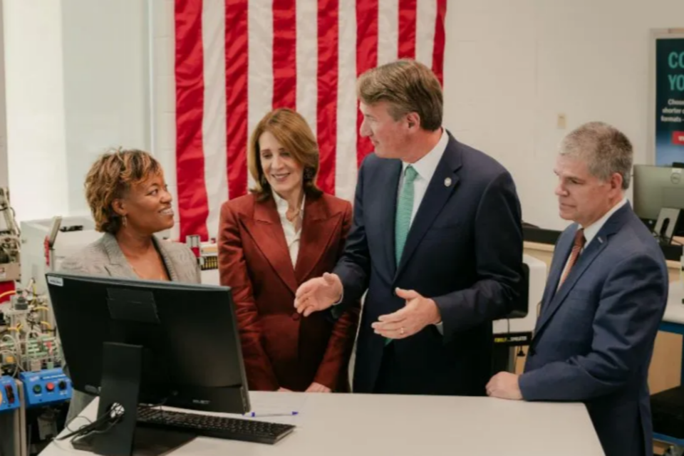 글렌 영킨 주지사와 구글의 사장 겸 최고투자책임자(CIO)인 루스 포랫이 버지니아 투자건에 대해 논의하고 있다. (사진=구글)