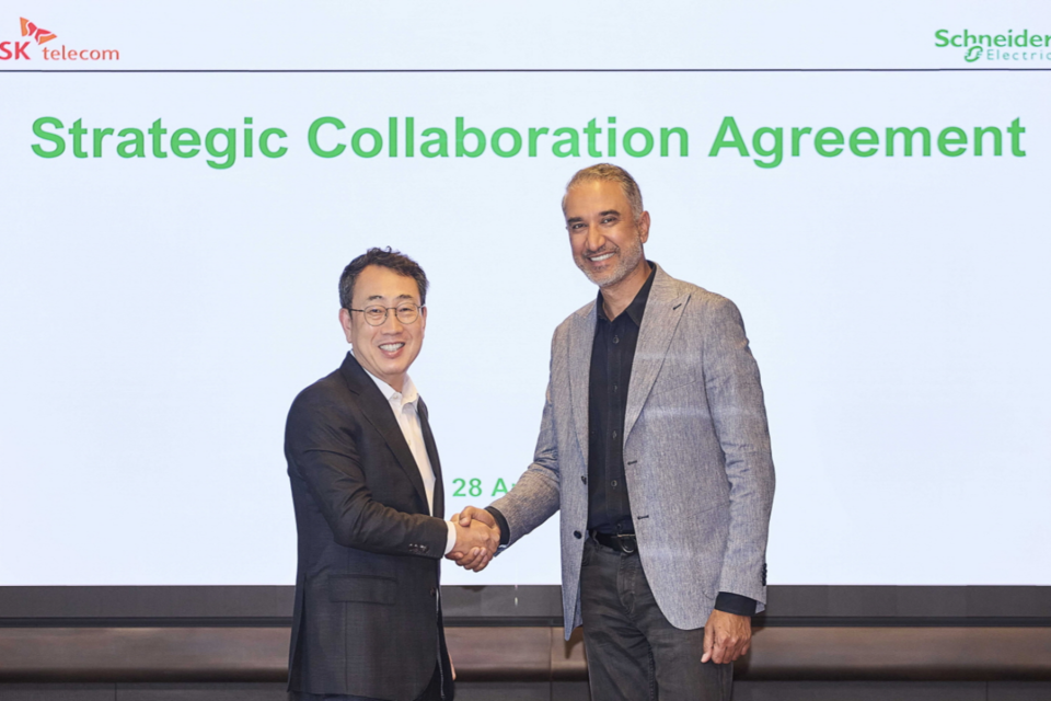 왼쪽부터 유영상 SKT CEO, 판카즈 샤르마 슈나이더 일렉트릭 시큐어파워 및 서비스 총괄 사장. (사진=슈나이더 일렉트릭 코리아)