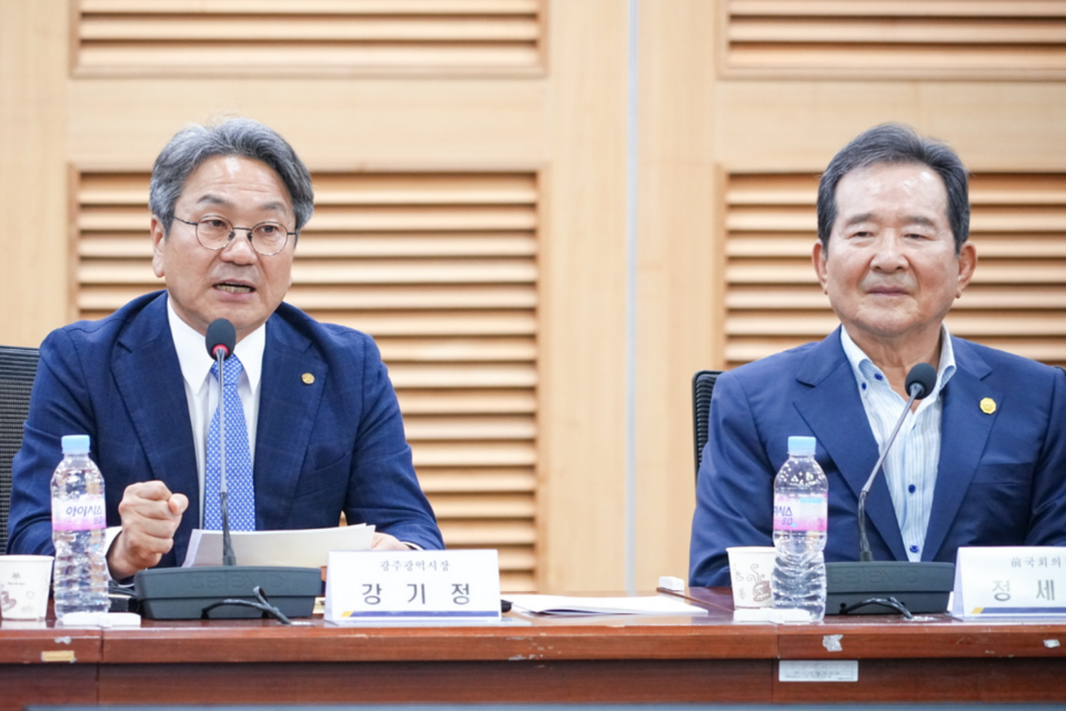 강기정 광주광역시장이 1일 오전 서울 여의도 국회 의원회관 제2세미나실에서 열린 '국가 AI컴퓨팅센터 광주 유치위원회 출범식'에 참석해 환영사를 하고 있다. (사진=광주광역시)