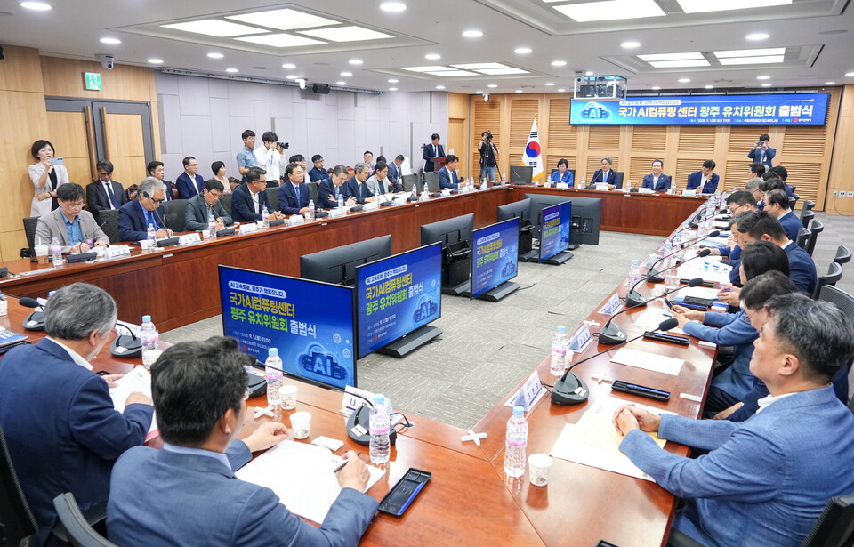 강기정 광주광역시장이 1일 오전 서울 여의도 국회 의원회관 제2세미나실에서 열린 '국가 AI컴퓨팅센터 광주 유치위원회 출범식'에 참석해 환영사를 하고 있다. (사진=광주광역시)