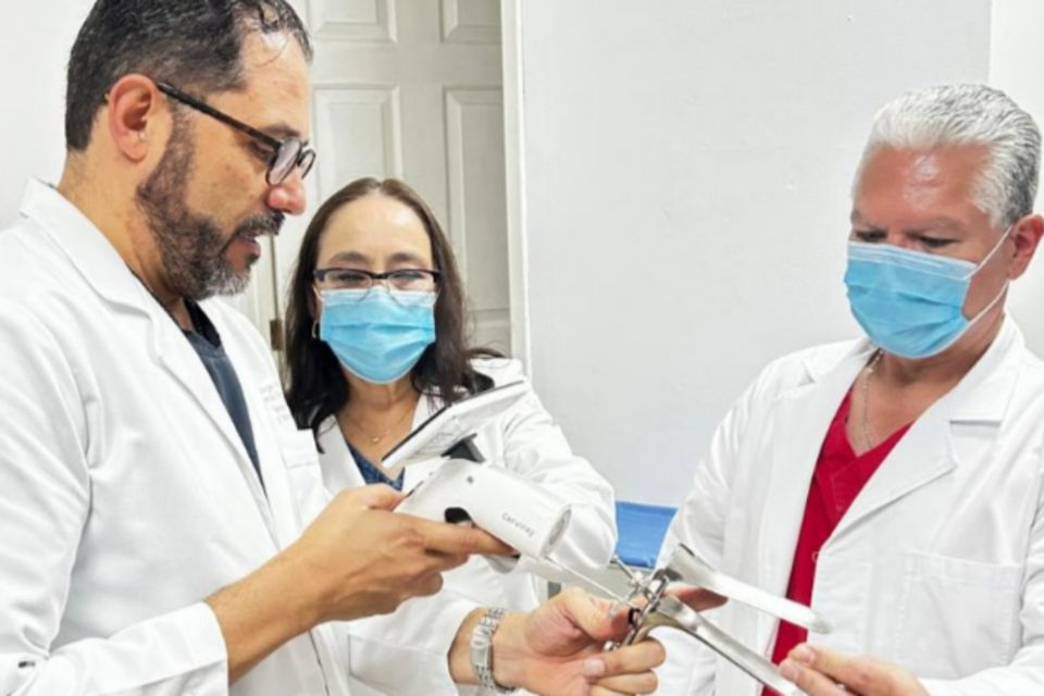 멕시코 의료진 대상 ‘써비레이AI’ 교육 모습. (사진=아이도트)