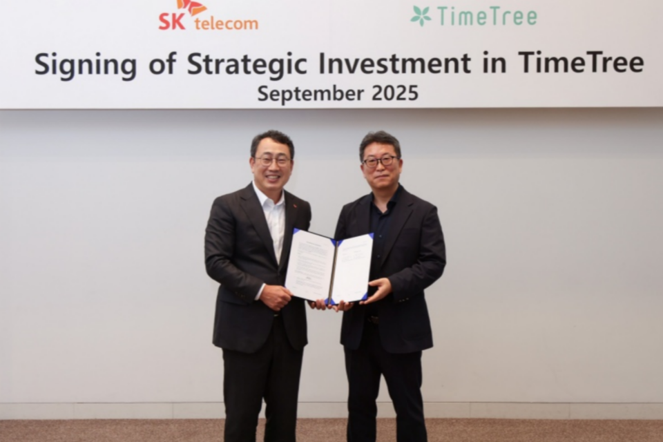 투자 계약 및 전략적 파트너십 체결 후 유영상 SK텔레콤 CEO(왼쪽)와 박차진 타임트리 대표이사가 기념촬영을 진행하고 있다. (사진=SK텔레콤)