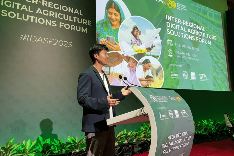 핑크패커 정진 대표가 9월 3일~5일 태국 방콕에서 열린 FAO 주관 ‘I-DASF 2025’ 무대에서 자사의 AI·IoT 기반 축산 유통 솔루션을 발표하고 있다. (사진=핑크패커)