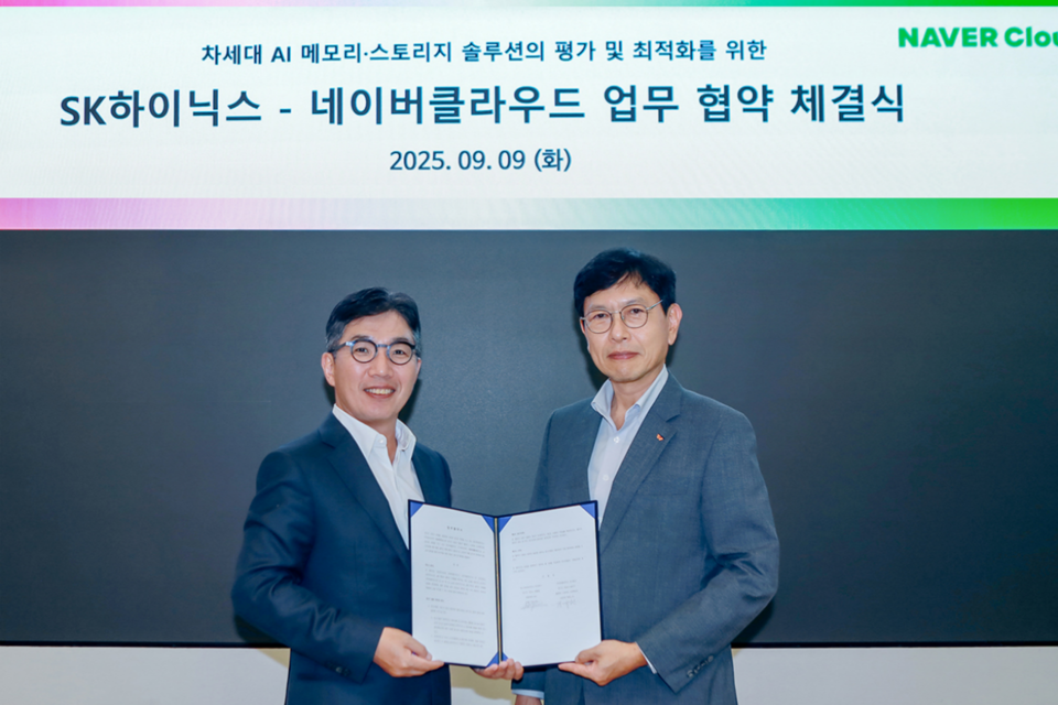 오른쪽은 SK하이닉스 안현 개발총괄 사장, 왼쪽은 네이버클라우드 김유원 대표이사 사장. (사진=SK하이닉스)