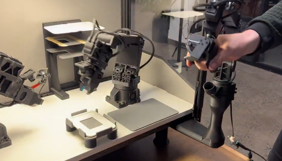 사람이 직접 시범을 보이는 방식으로 훈련시킬 수 있다. (사진=마이크로팩토리)