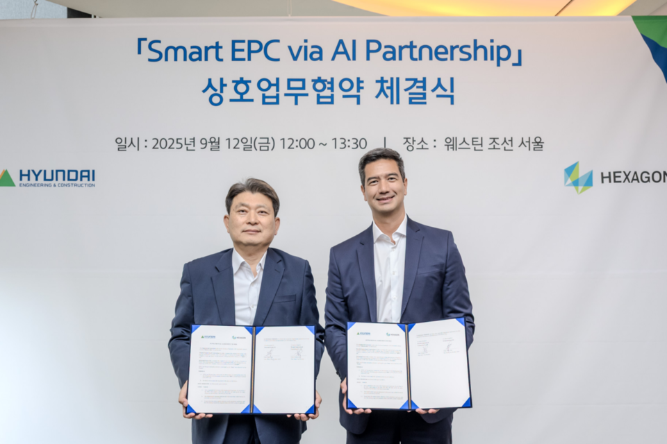 현대건설 플랜트사업본부 류성안 본부장(왼쪽)과 헥사곤 에셋 라이프사이클 인텔리전스 아시아 태평양(APAC) 지역 총괄 Fabio Yada 사장. (사진=인터그래프 코리아)