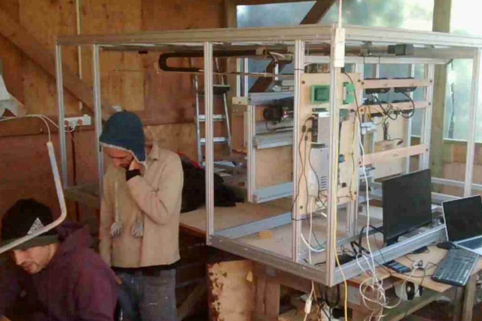 공동 창업자들이 프로토 타입을 개발하고 있는 모습. (사진=비와이즈)