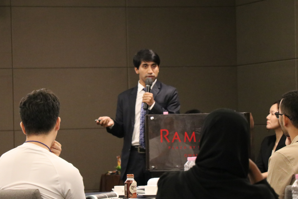 GIST 전기전자컴퓨터공학과를 졸업하고 현재 삼성전자에 재직 중인 나얀 찬드라 다스(Nayan Chandra Das) 박사가 연사로 참여해 취업 성공 사례를 발표하고 있다. (사진=GIST)