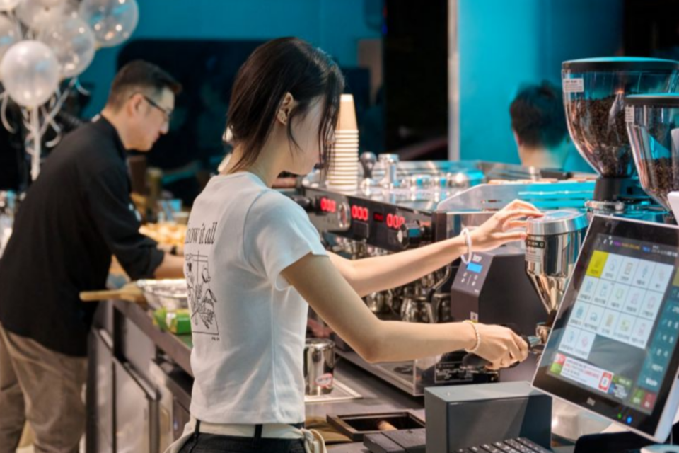 카페 큐리어스의 커피 바는 외부에서 볼 수 있게 오픈돼 있다. 신뢰도 높은 오픈키친과 유사한 느낌이다. (사진=에이블커피그룹)