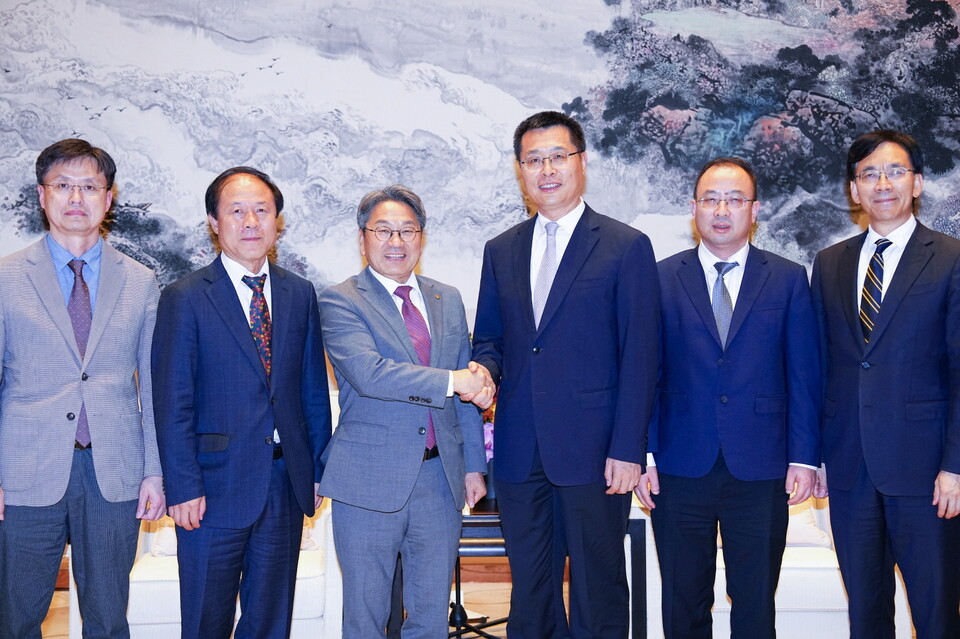 강기정 광주광역시장이 지난 24일 오후 중국 항저우 인터콘티넨탈 호텔에서 루산(卢山) 저장성 부성장과 면담을 갖고 항저우시와 AI 정책 등 교류협력 방안을 논의한 뒤 기념촬영을 하고 있다. (사진=광주광역시)