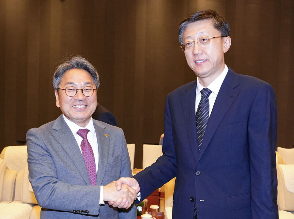 강기정 광주광역시장이 지난 24일 오후 중국 저장성 항저우시 인터콘티넨탈 호텔에서 열린 제3회 글로벌 디지털 무역박람회 참가 주요 외빈들과 만찬에 참여해 야오가오위안 항저우시 시장과 환담을 하고 있다. (사진=광주광역시)