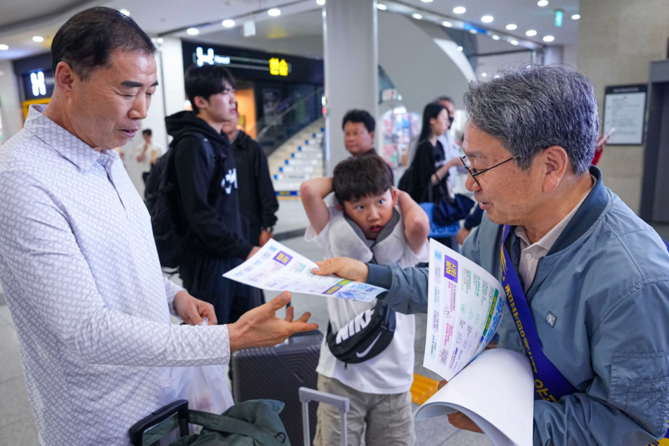 강기정 광주광역시장이 지난3일 오후 서구 유·스퀘어 종합버스터미널에서 귀성객들에게 추석 명절 인사를 전하며 국가AI컴퓨팅센터 유치 캠페인을 벌이고 있다. (사진=광주광역시)