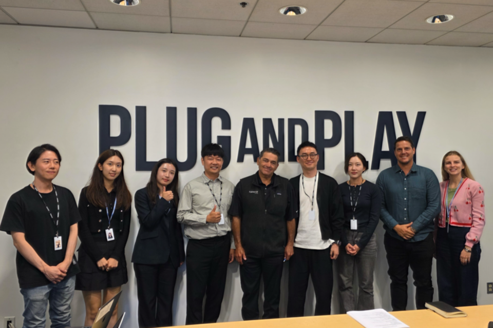 에이아이브의 plug and play 담당자(오른쪽 세번째)를 비롯해 plug and play의 글로벌 엑셀러레이팅 프로그램에 참가한 국내 기업 담당자들이 기념사진을 촬영하고 있다. (사진=에이아이브)