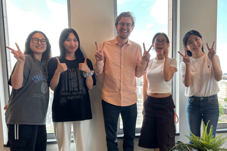 포직스 사무엘 반 더 벨데 CTO(가운데)가 포직스를 방문한 한국 학생들과 기념사진을 촬영하고 있다. (사진=포직스)