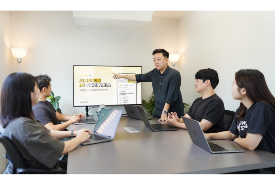 시니어즈 전략 회의 중인 김진희 대표와 메타본 실무진들. (사진=메타본)