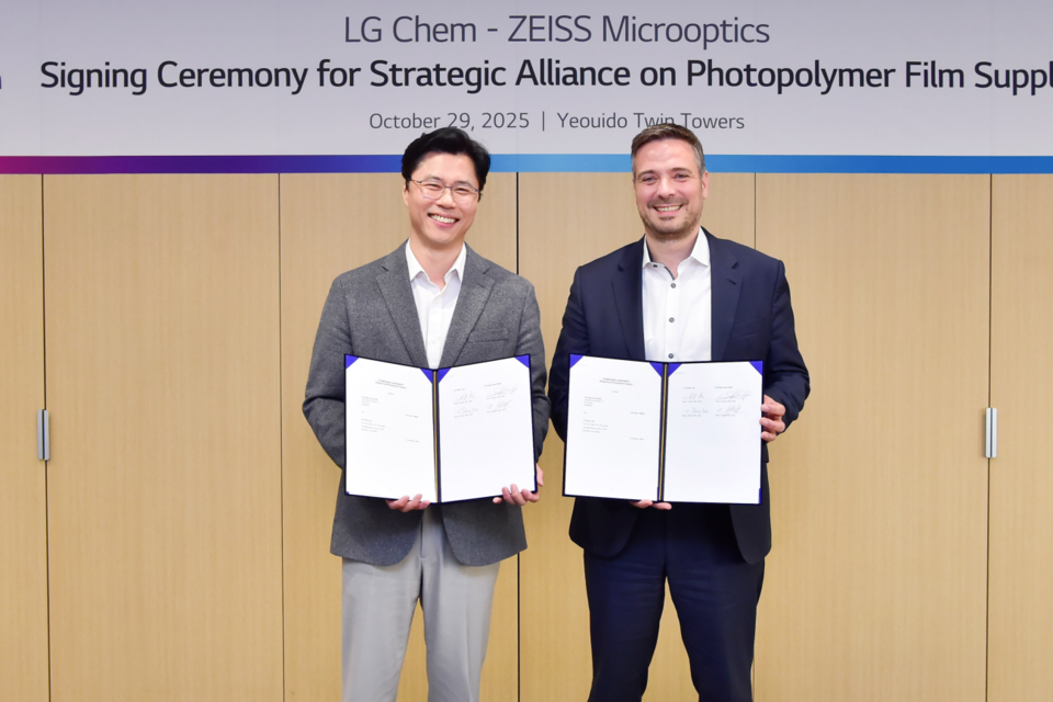 왼쪽부터 LG화학 전자소재사업부장 고경덕 상무와 자이스(ZEISS)의 슈테판 회퍼(Stephan Höfer) 사업개발총괄이 포토폴리머 필름 사업 협력 계약을 체결한 뒤 기념 촬영을 하고 있다. (사진=LG화학)