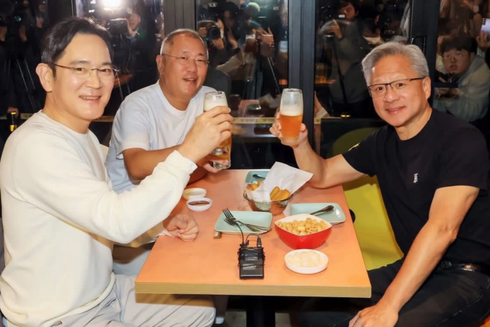 젠슨 황 엔비디아 최고경영자(CEO)가 서울 강남구 삼성역 인근 깐부치킨 매장에서 이재용 삼성전자 회장, 정의선 현대차그룹 회장과 치킨 회동을 하고 있다. (사진=X)