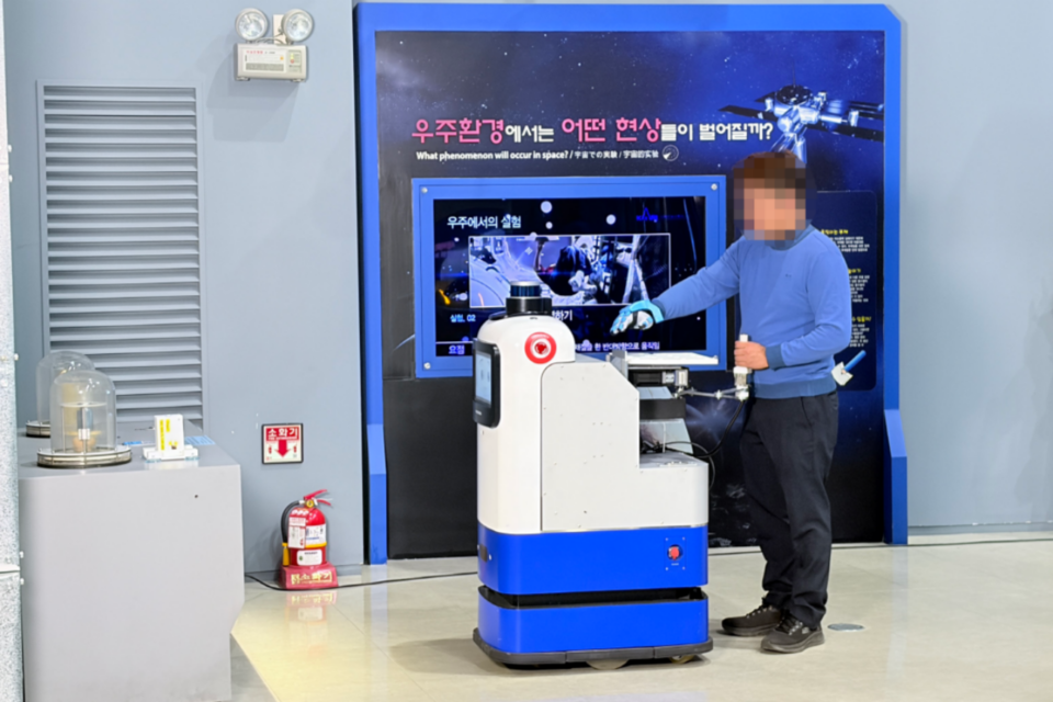 시각장애인이 맞춤형 전시 관람 서비스를 체험하고 있다. (사진=국립광주과학관)