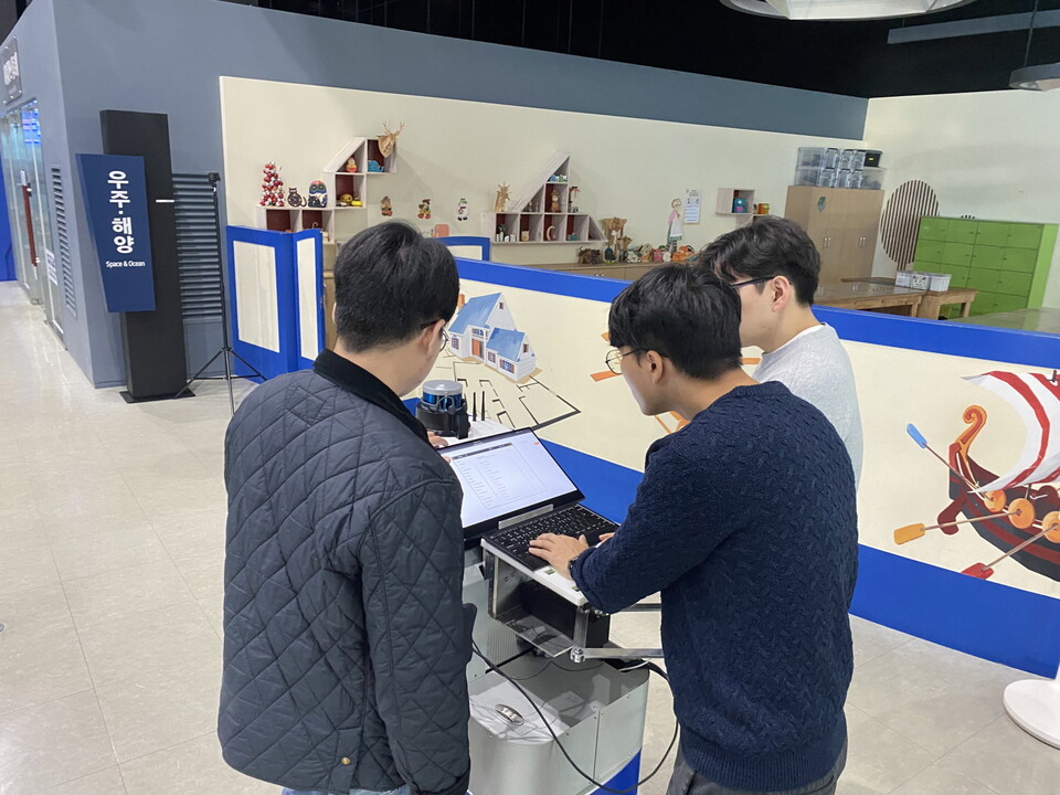 시각장애인이 맞춤형 전시 관람 서비스를 광주과학기술원 연구원들이 조정하고 있다. (사진=국립광주과학관)