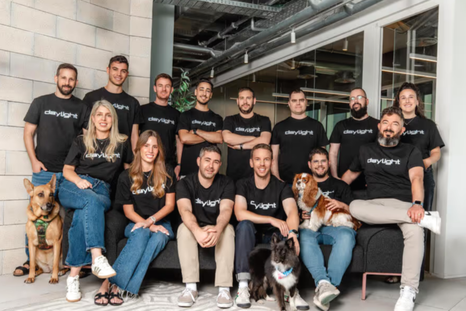 엘다드 루디치 CTO(아랫줄 왼쪽에서 세 번째)와 하가이 샤피라 CEO(아랫줄 왼쪽에서 네 번째). (사진=데이라이트)