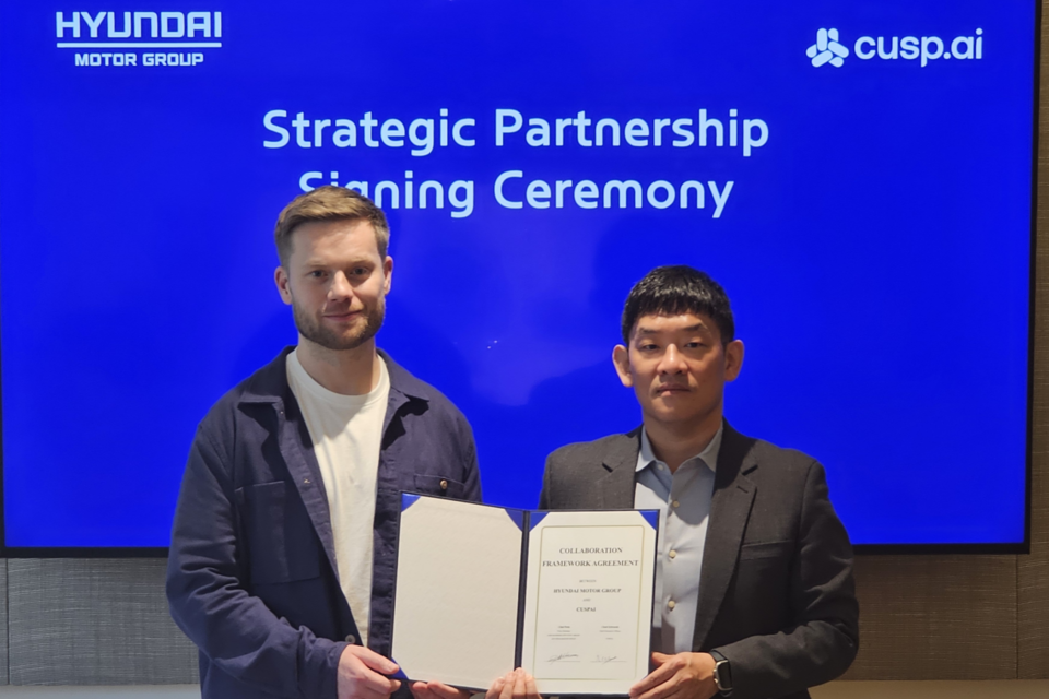 왼쪽부터 커스프AI 채드 에드워즈(Chad Edwards) CEO와 현대자동차그룹 박철 신사업전략실장이 파트너십 체결 후 기념촬영을 하고 있다. (사진=현대자동차그룹)