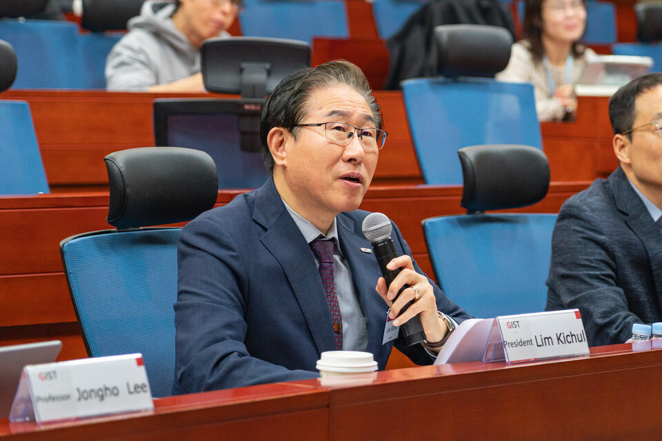 11월 12일(수) GIST 오룡관 101호에서 열린 ‘2025 GIST-MIT 공동연구 심포지엄’에서 GIST 임기철 총장과 MIT CSAIL 다니엘라 루스(Daniela Rus) 소장이 개회사를 하고 있다. (사진=지스트)